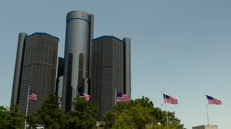 Banderas-de-Estados-Unidos-volando-fuera-del-Renaissance-Center-Detroit
