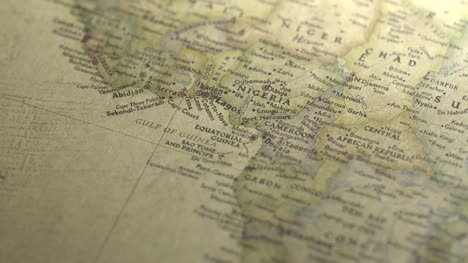Desplazamiento-en-un-mapa-antiguo-a-través-de-Nigeria