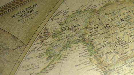 Schwenken-Sie-Auf-Einer-Vintage-Karte-Nach-Alaska