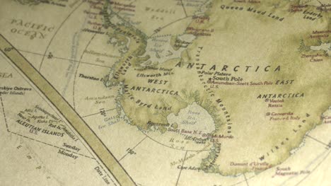 Auf-Einer-Alten-Karte-In-Die-Antarktis-Schwenken