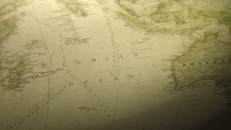 Auf-Einer-Vintage-Karte-Zum-Indischen-Ozean-Schwenken