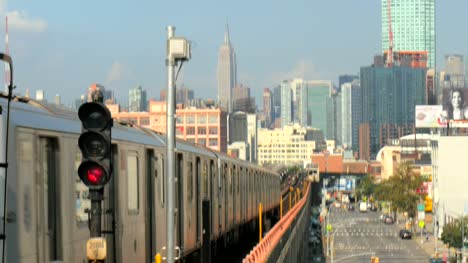 New-Yorker-Zug-Fährt-Vom-Bahnhof-Ab