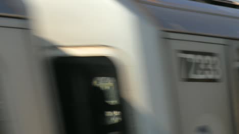 Schnellzug-Fährt-An-Der-Skyline-Von-New-York-Vorbei
