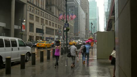 Leute-Hetzen-In-New-York-Im-Regen