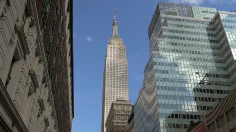 Zeitraffer-Von-Wolken,-Die-Sich-über-Das-Empire-State-Building-Bewegen