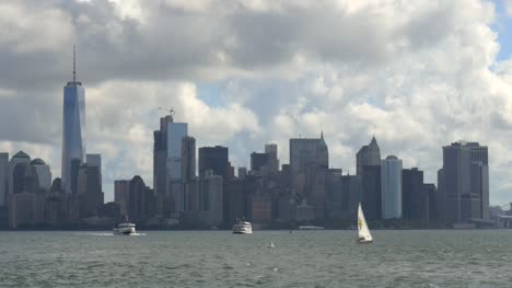 Schiffe,-Die-Die-Skyline-Von-Downtown-New-York-Passieren