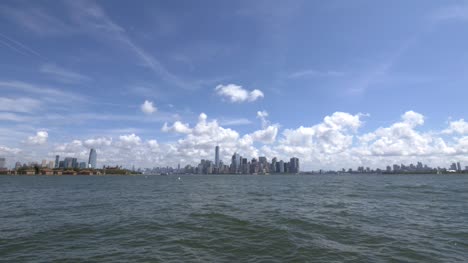 Gesamtaufnahme-Der-Skyline-Von-New-York-Von-Liberty-Island