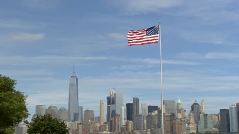 USA-Flagge-Weht-Vor-Der-Skyline-Von-New-York