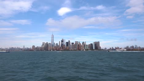 Totale-Aufnahme-Von-Downtown-New-York-Und-Vorbeifahrenden-Booten