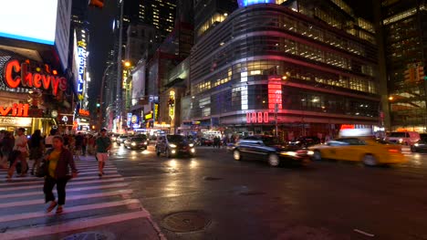 Geschäftiger-Times-Square-In-Der-Nacht