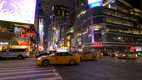Verkehr-In-Der-Nacht-Auf-Dem-Times-Square