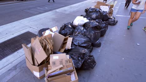 Müllsäcke-Auf-Dem-Bürgersteig-In-New-York