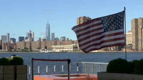 Manhattan-Skyline-Mit-Amerikanischer-Flagge