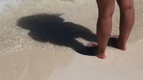 Lady-Stood-en-agua-en-playa-mexicana