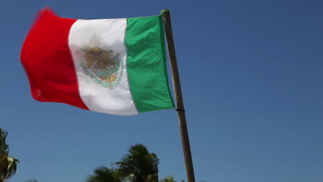Bandera-mexicana-ondeando-en-el-viento