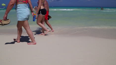 Turistas-caminando-por-la-playa-mexicana