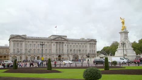Buckingham-Palace-and-Victoria-Memorial