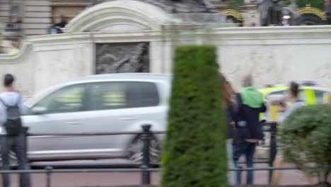 Police-Car-Speeding-Past-Buckingham-Palace