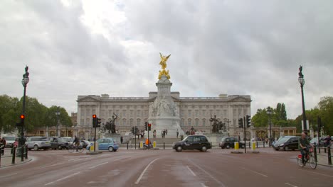 Traffic-Driving-Past-Buckingham-Palace
