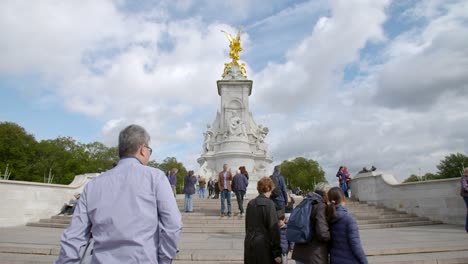 Tourists-at-the-Victoria-Memorial