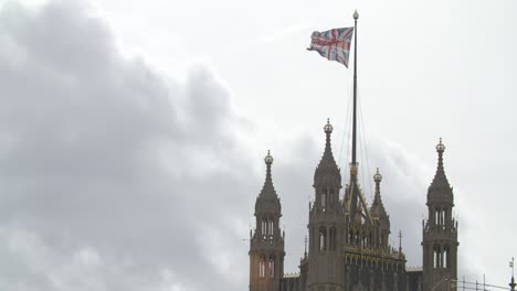 Bandera-del-Reino-Unido-ondeando-en-el-Palacio-de-Westminster