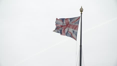 Bandera-del-Reino-Unido-ondeando-en-Westminster