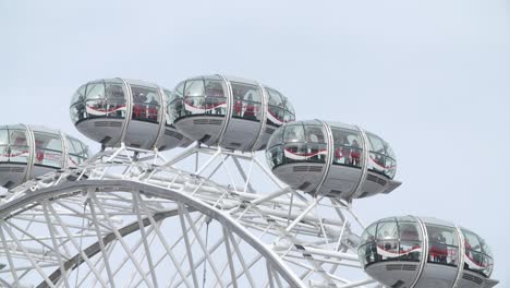 Close-Up-of-Pods-on-the-London-Eye