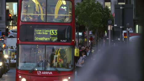 Rote-Londoner-Busse-In-Der-Hauptverkehrszeit