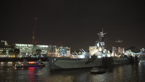 Smaller-Ship-Passing-HMS-Belfast-on-the-Río-Thames