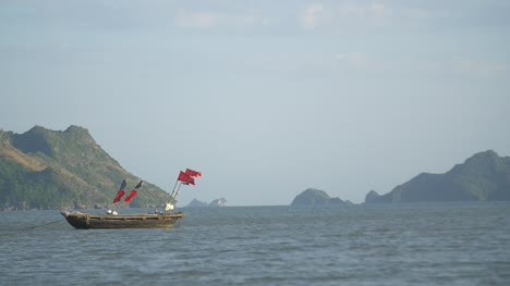 Traditional-Vietnamese-Fishing-Boat-on-the-Bay