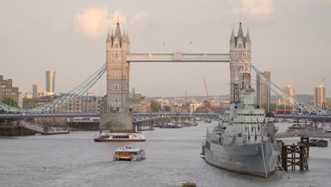 HMS-Belfast-enfrente-del-Tower-Bridge