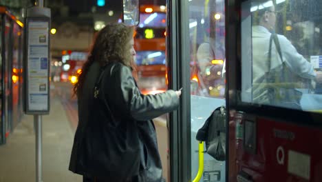 Leute,-Die-Nachts-In-Den-Londoner-Bus-Einsteigen