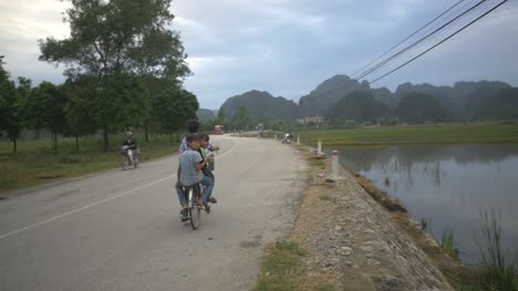 Vietnamesische-Kinder,-Die-Fahrrad-Fahren