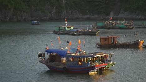 Traditional-Vietnamese-Boats-in-the-Bay-at-Sunset