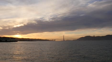 Longshot-of-Golden-Gate-Bridge