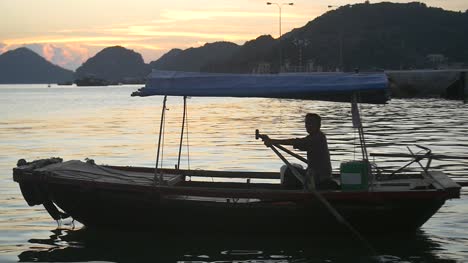 Traditional-Vietnamese-Boat-on-Ha-Long-Bay-at-Sunset