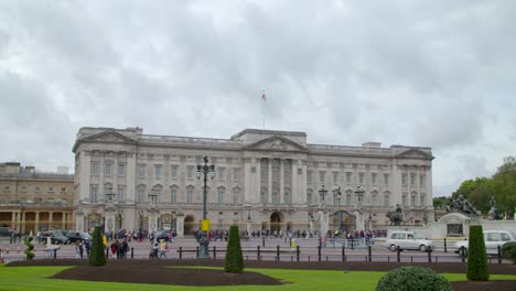 Buckingham-Palace-with-UK-Flag-Flying
