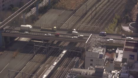 Zug-Unter-Der-Autobahn-In-Tokio-Durchfahren-Passing