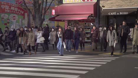 Menschenmenge,-Die-In-Tokio-Die-Straße-überquert