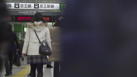 Menschenmassen,-Die-Sich-Durch-Den-Bahnhof-Shinjuku-In-Tokio-Bewegen