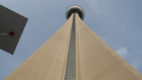 Mirando-hacia-la-torre-CN