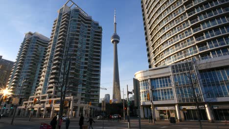 Cn-Turm-Zwischen-Wolkenkratzern-Toronto
