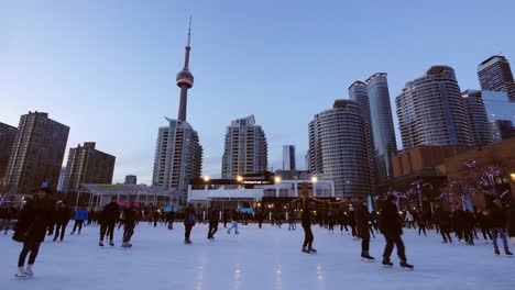 Patinaje-sobre-hielo-en-el-centro-de-Toronto