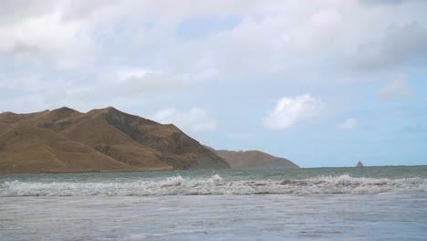 Wellen-Krachen-Am-Neuseeländischen-Strand