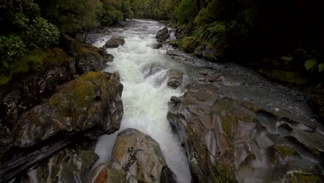 Einen-Schnell-Fließenden-Fluss-Hinunterschwenken