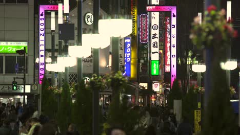 Letreros-luminosos-en-la-concurrida-calle-de-Tokio