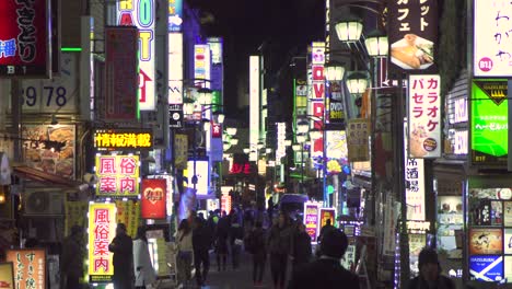 Calle-concurrida-de-Tokio-en-la-noche