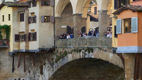 Touristen-Mit-Blick-Auf-Den-Fluss-Arno-Von-Ponte-Vecchio