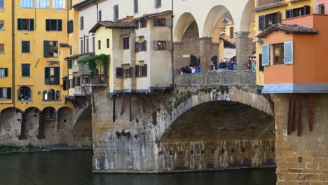 Los-turistas-en-el-Ponte-Vecchio-Florencia-Italia