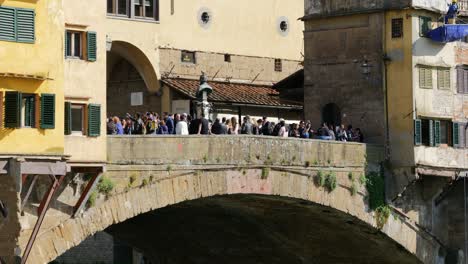 Turistas-en-el-Ponte-Vecchio